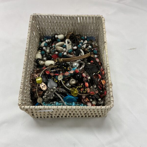 Mixed lot of vintage and fashion costume jewellery pieces.