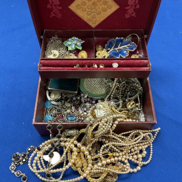 Vintage costume jewellery lot with brooches and beads.