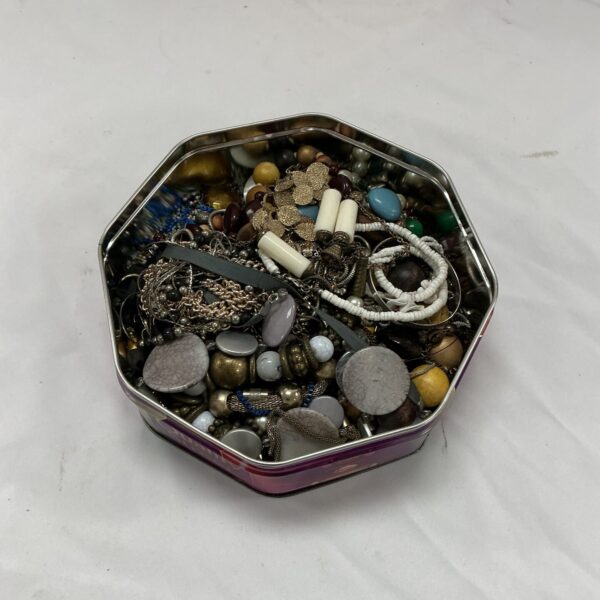 Costume jewellery lot in decorative tin, vintage fashion accessories.