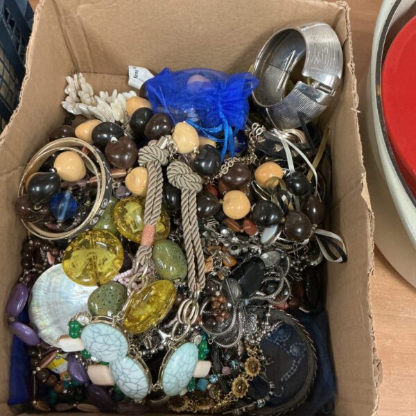 Mixed lot of vintage and fashion costume jewellery pieces.