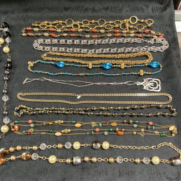 Assorted costume jewellery necklaces in a mixed lot.