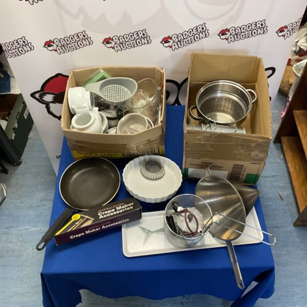Mixed lot of crepe maker accessories and kitchenware.
