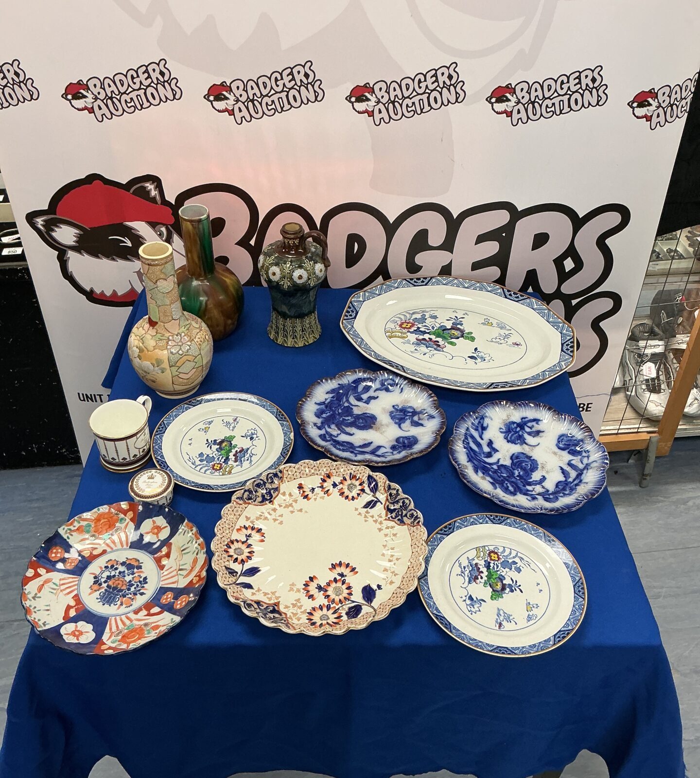 Collection of decorative plates and vases – Badgers Auctions