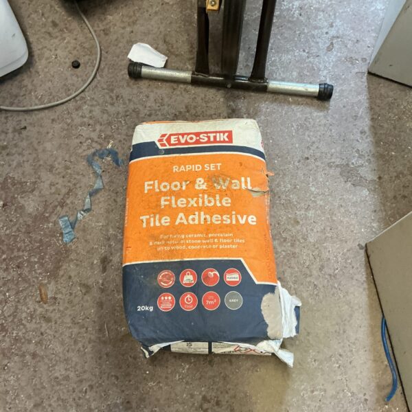 20kg bag of Evo Stick tile adhesive for floor and wall tiling.
