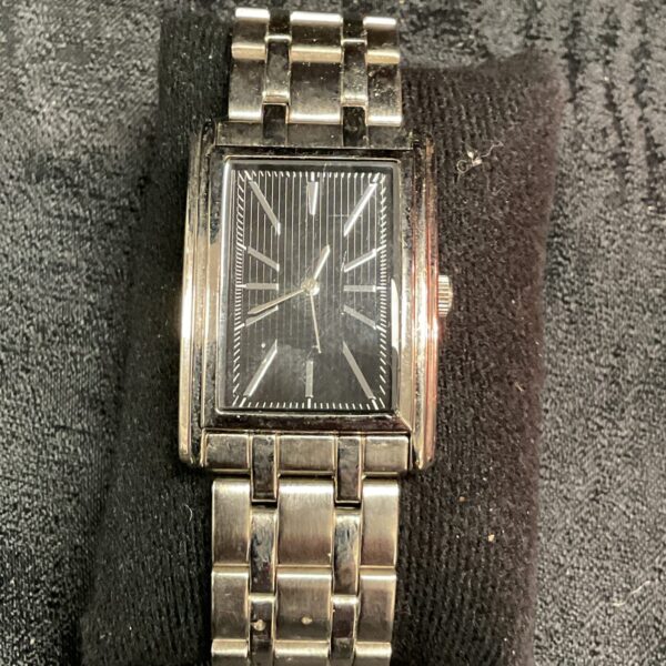 Stainless steel gents quartz wristwatch with analogue display.