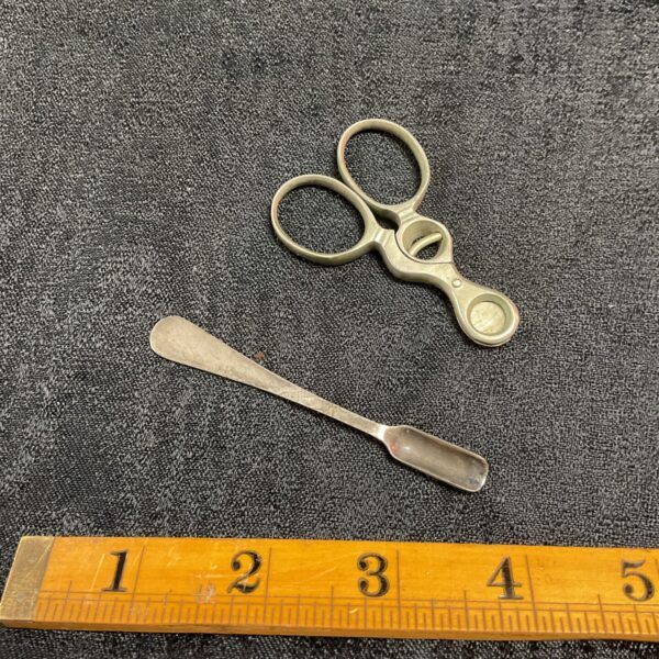 Antique Georgian salt spoon and sheroot cutters, silver cutlery.