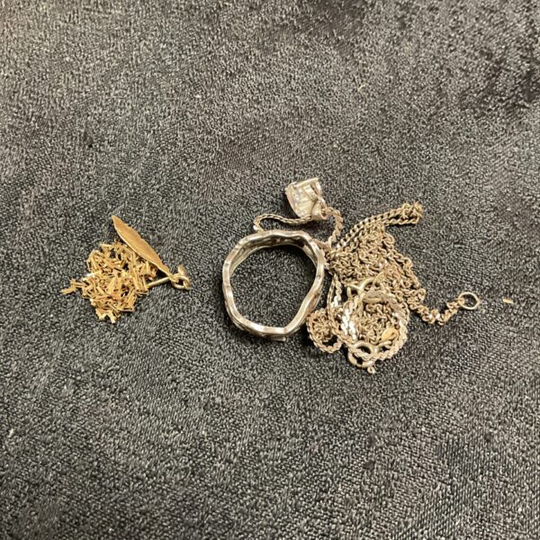 Scrap gold and silver lot for refining or jewellery making.