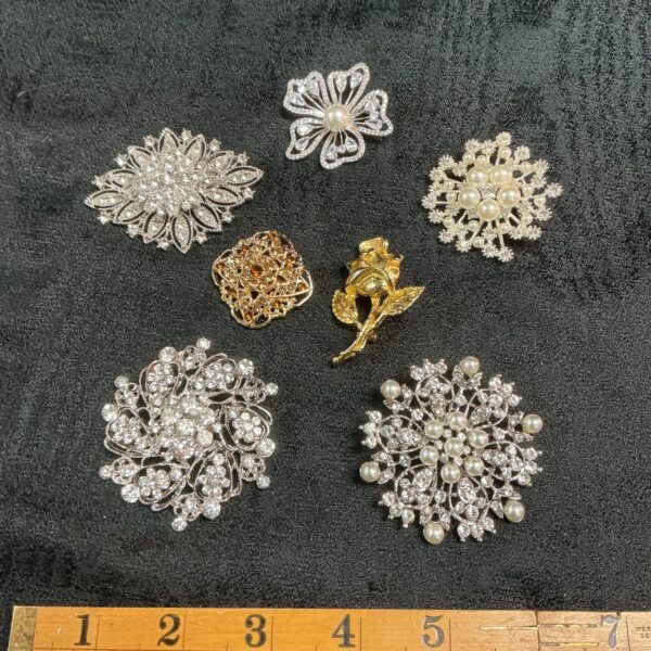 Seven costume jewellery brooches