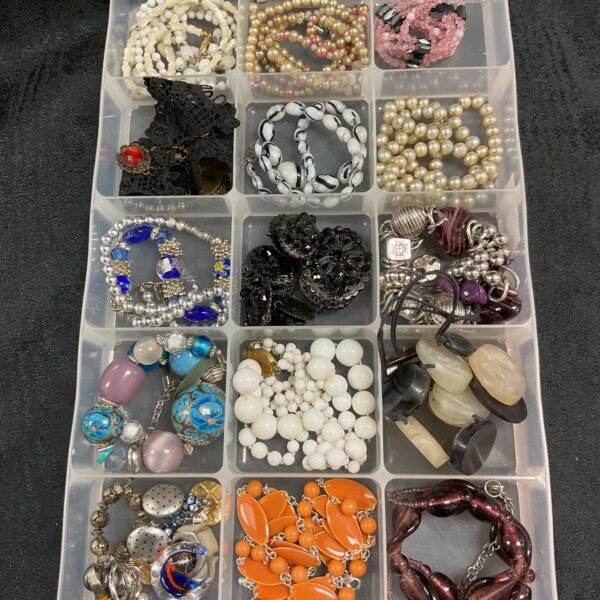 Tray of 15 assorted costume jewellery necklacesP