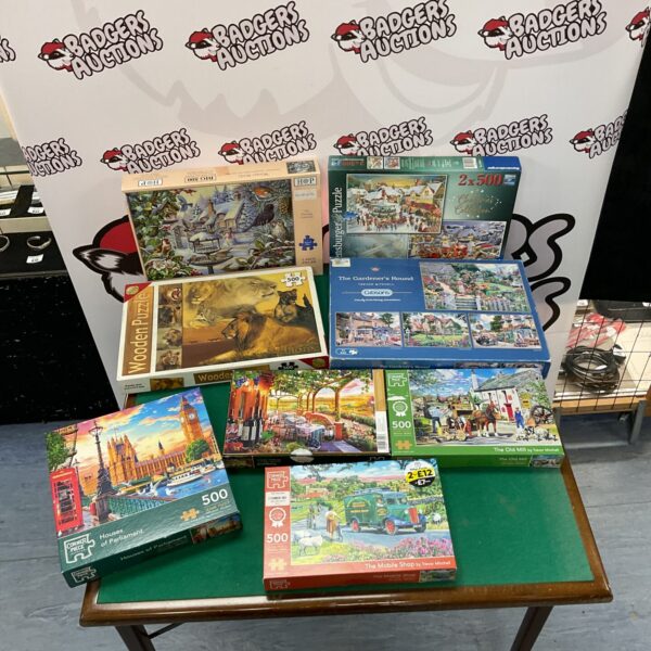 Mixed lot of jigsaw puzzles from various brands.