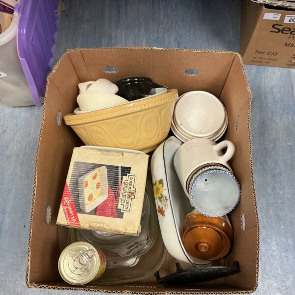 Vintage ceramic mixing bowl and kitchen items in a mixed lot.