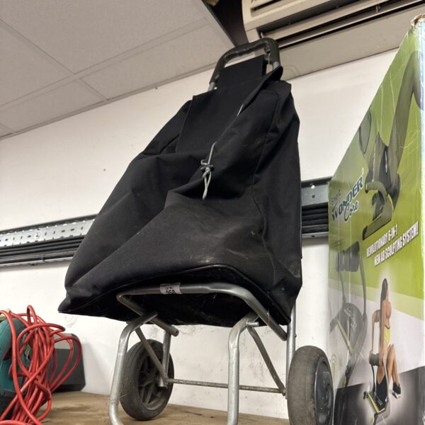 Front view of a foldable Landor shopping trolley.
