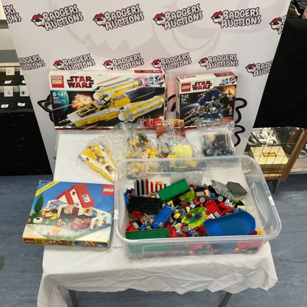 Mixed Lego lot with Star Wars and vintage LegoLand pieces.