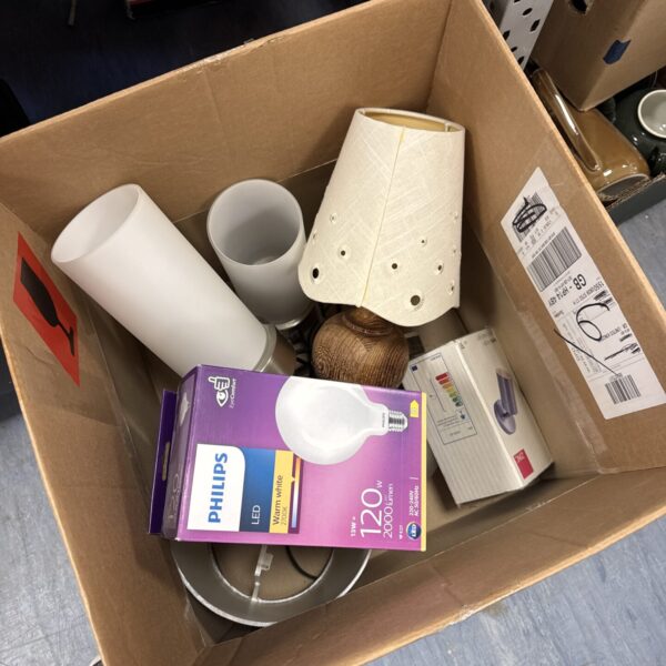 Mixed lighting lot with wooden table lamp and Philips warm white bulb.
