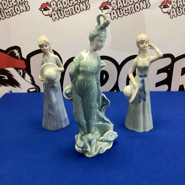 Delicate Lladro geisha figurine in traditional Japanese dress.