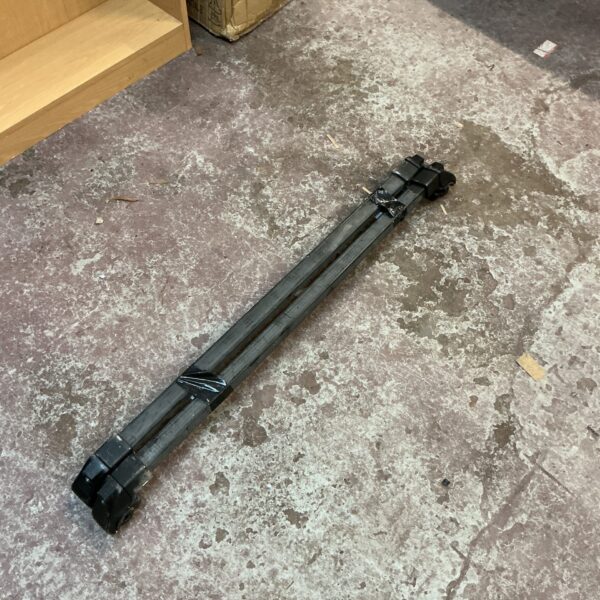 Set of lockable roof bars for vehicle storage.