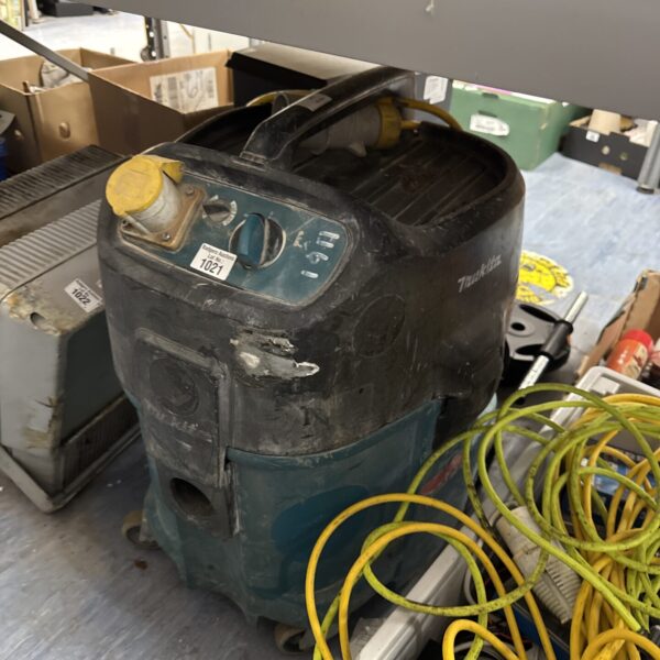 Makita 110v commercial site hoover for spares or repair.