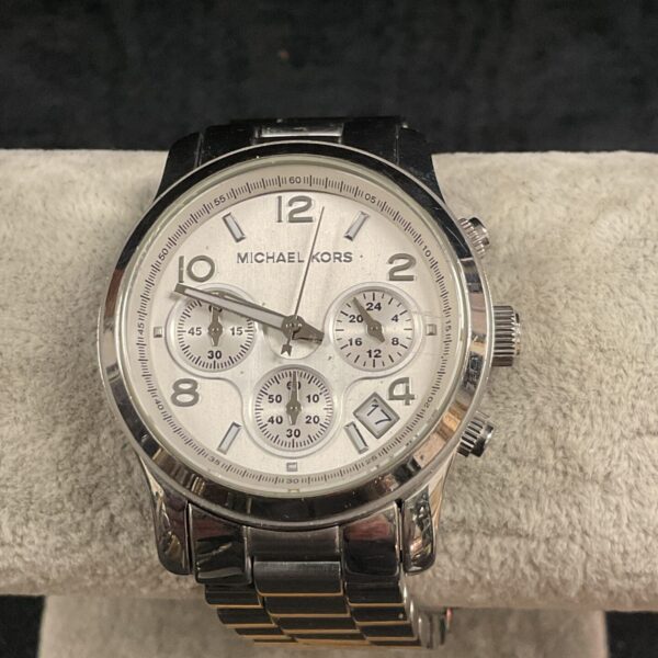 Stylish Michael Kors gentlemans watch with stainless steel bracelet.