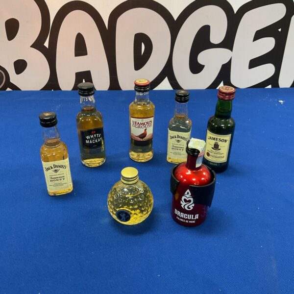 Lot of miniature whiskey bottles including Jack Daniels and Famous Grouse.