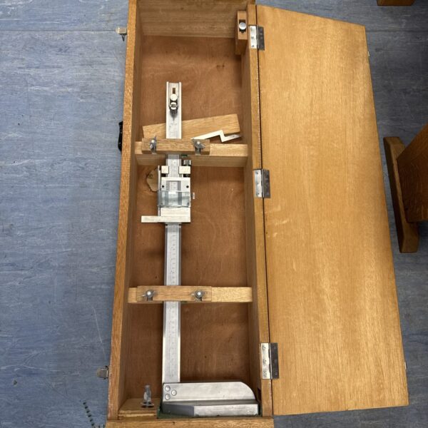 Mitutoyo 700mm height gauge in wooden case, precision measuring tool.