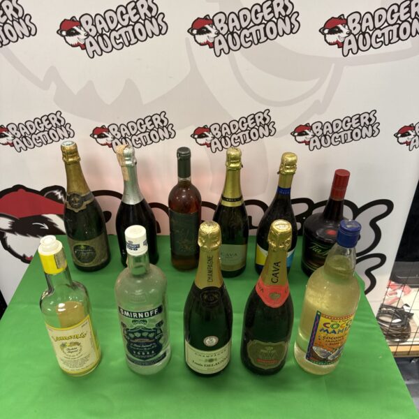 Mixed alcohol lot including wine, champagne, and spirits.