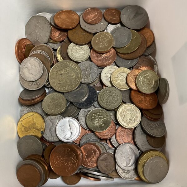 Mixed coin lot featuring a variety of British currency.