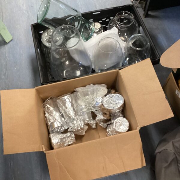 Mixed glassware lot including vases and bowls.