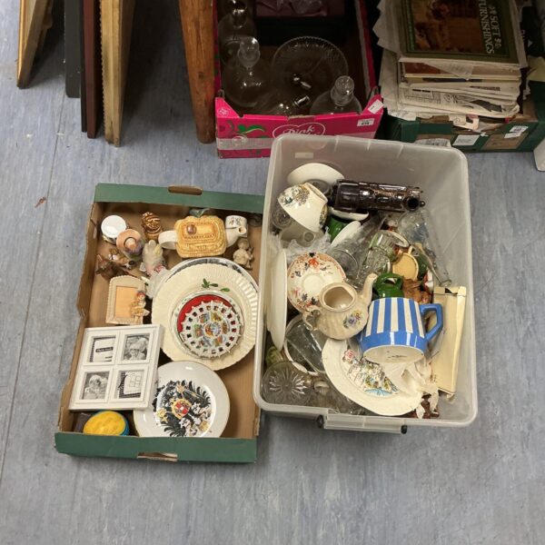 Overview of a mixed lot of vintage collectibles and china.