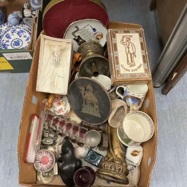 Mixed lot of ornaments and cat figurines for collectors.