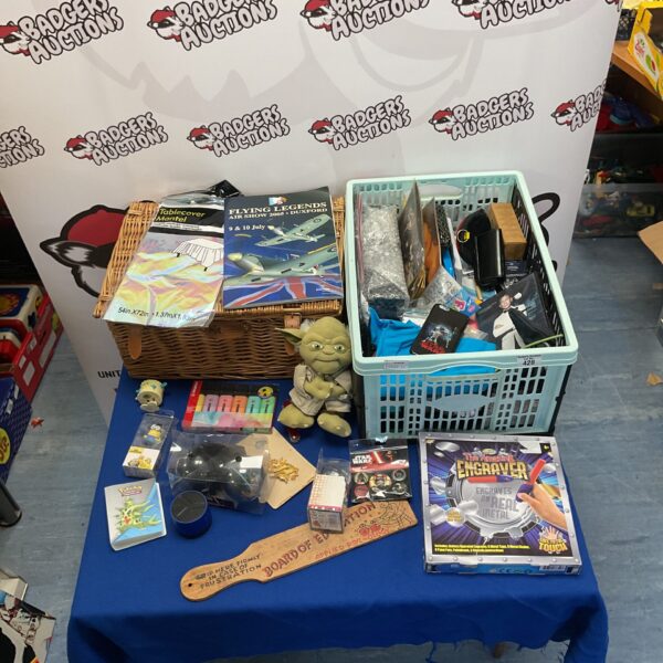Overview of mixed lot including Star Wars badges and Yoda plush.