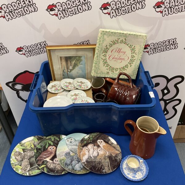 Mixed lot of pottery and china including Royal Doulton and Danbury Mint.