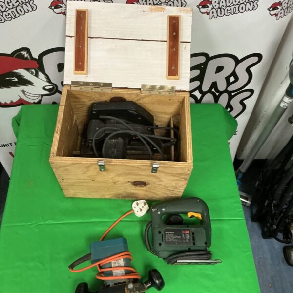 Power tool lot with Bosch jigsaw in wooden case.