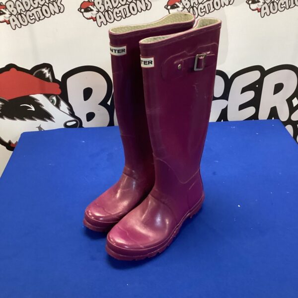 Ladies purple Hunter Wellington boots, classic wellies for outdoor use.