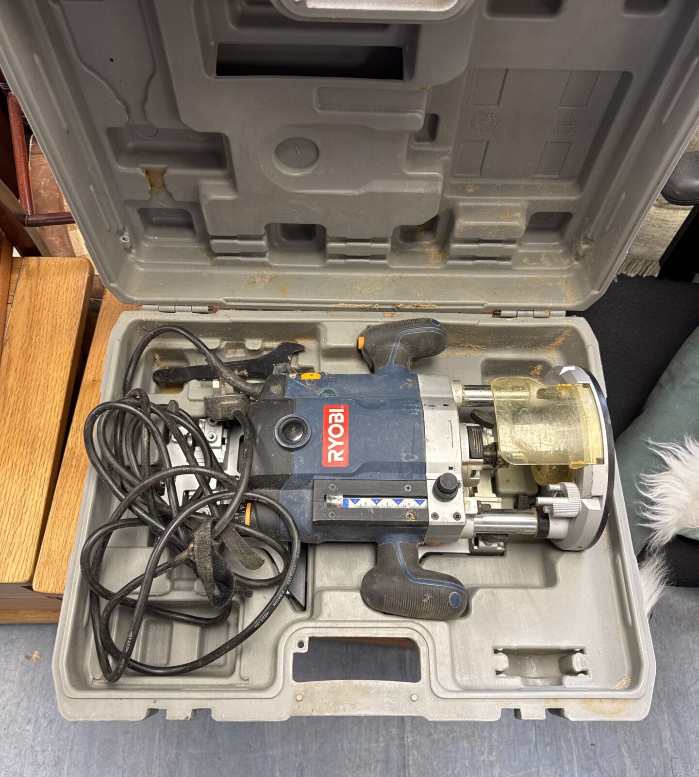 Ryobi ert-2100v large router with accessories – Badgers Auctions