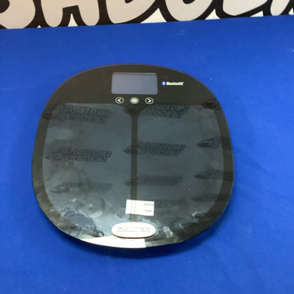 Vintage Salter weighing scales for kitchen use and collecting.