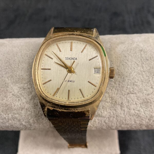 Vintage Sekonda gents mechanical watch with gold bracelet.