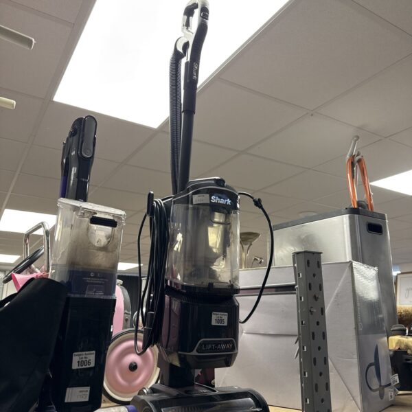 Used Shark Lift Away NV601 upright vacuum cleaner for home cleaning.