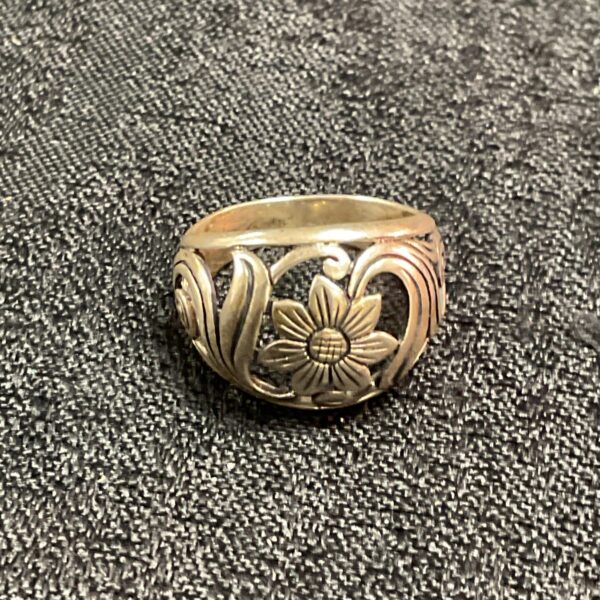 Detailed silver Art Novo flower ring, size L.
