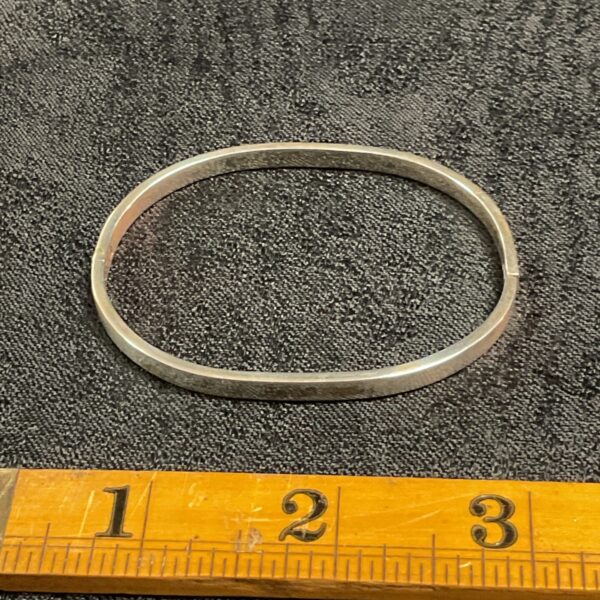 Silver hinged bangle bracelet, oval shape, 925 sterling silver.
