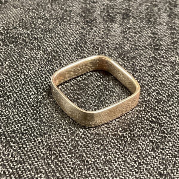 Close-up of a silver square ring, size P, 3.1g.