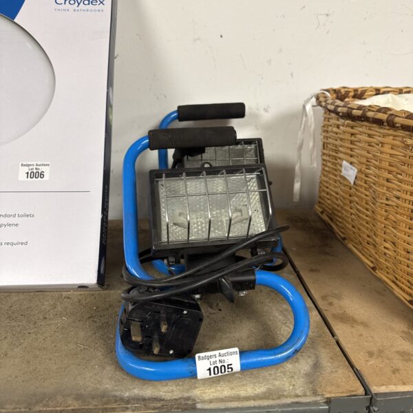 Two Silverline halogen site lights with a three-pin adapter.
