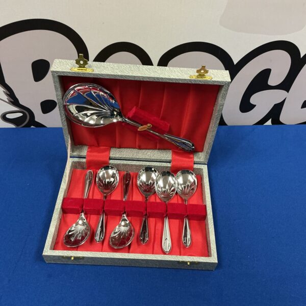 Vintage silverplate dessert spoon set in presentation case.