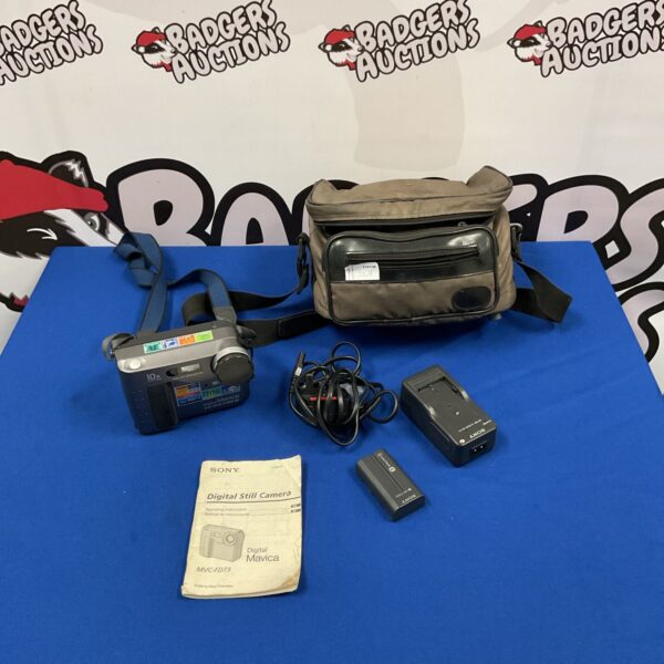 Vintage Sony MVC-FD73 digital still camera with bag and charger.