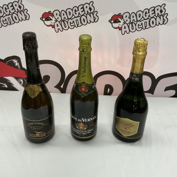 Sparkling wine lot including a bottle of Cava.