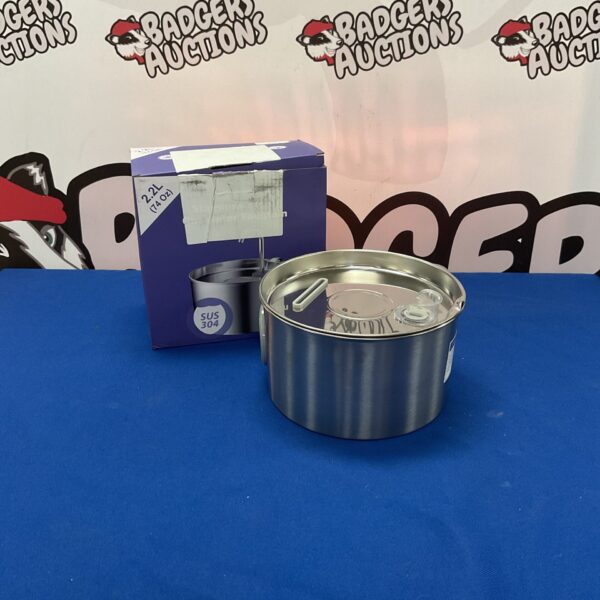 Stainless steel cat fountain model 221 for pet hydration.