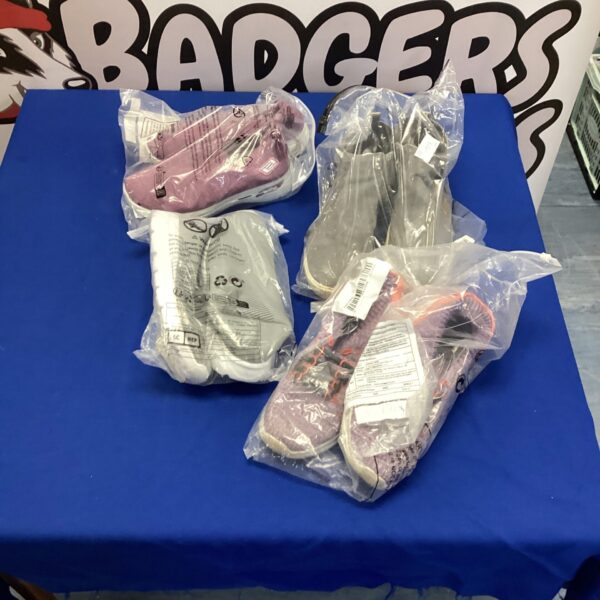 Overview of a lot of four pairs of trainers.