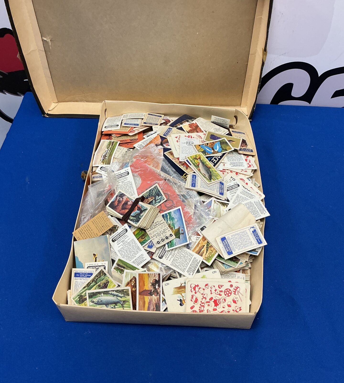 Large quantity of cigarette cards – Badgers Auctions