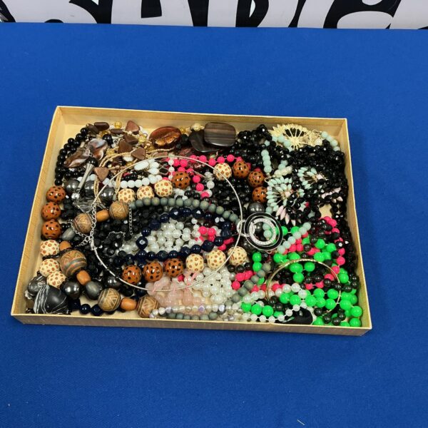 Vintage costume jewellery lot with beaded necklaces and faux pearls.