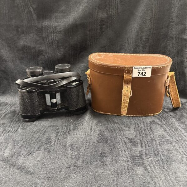 Vintage Hands Weiss 8x30 binoculars in a fitted leather case.