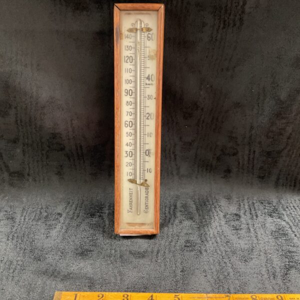 Vintage mercury thermometer displaying Fahrenheit and Celsius scales.